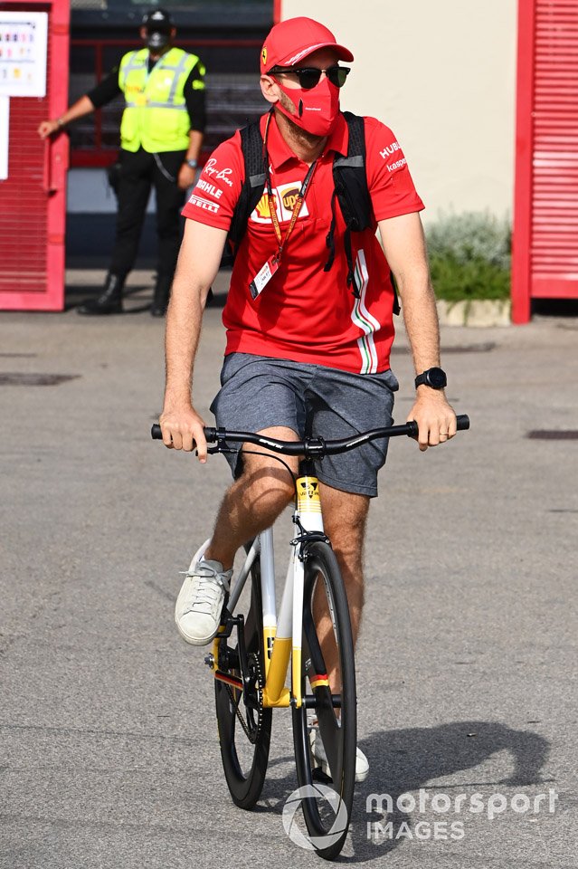 Sebastian Vettel, Ferrari, va in bicicletta nel paddock