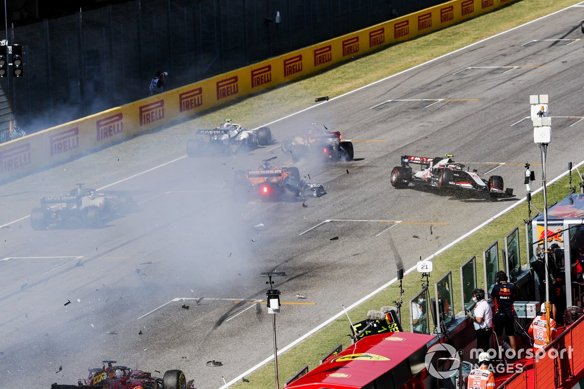 Choque al reinicio de Carlos Sainz Jr., McLaren MCL35, Antonio Giovinazzi, Alfa Romeo Racing C39 y Kevin Magnussen, Haas VF-20