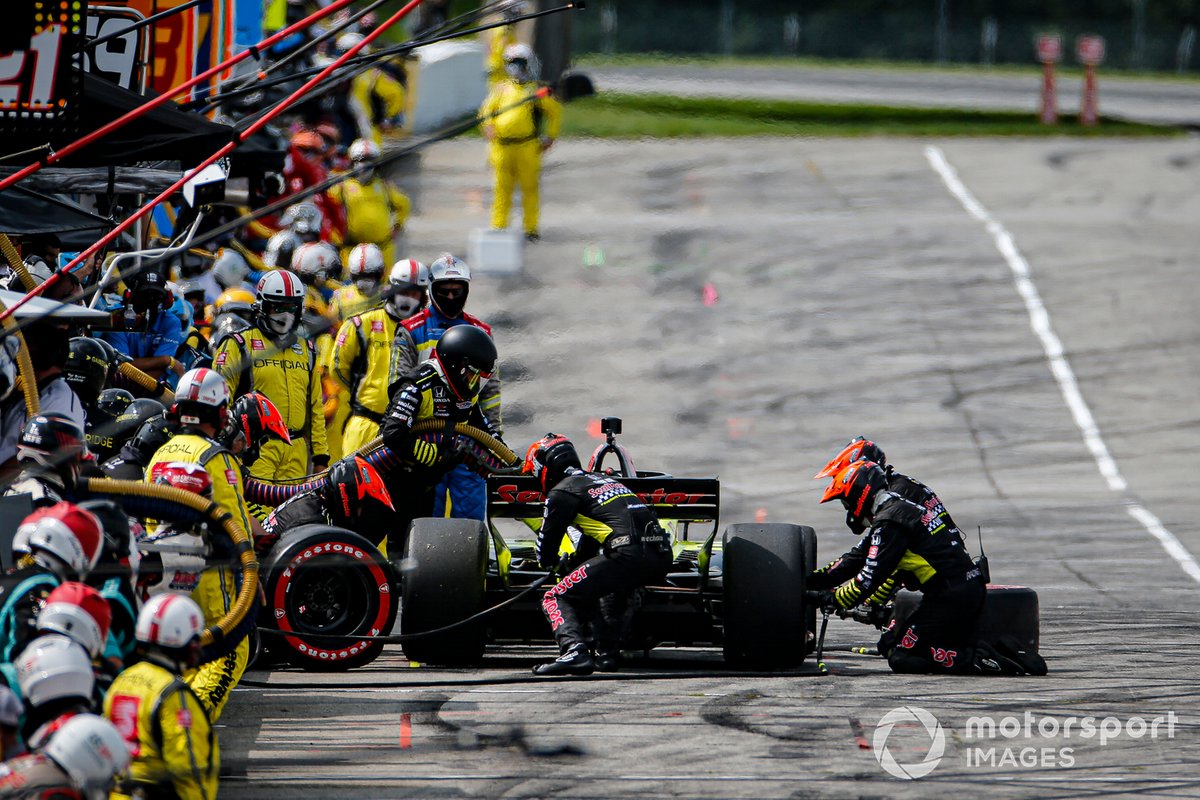 Santino Ferrucci, Dale Coyne Racing with Vasser Sullivan Honda pit stop