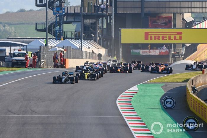 Lewis Hamilton, Mercedes F1 W11, Daniel Ricciardo, Renault F1 Team R.S.20, Valtteri Bottas, Mercedes F1 W11, Alex Albon, Red Bull Racing RB16, Sergio Pérez, Racing Point RP20, en la segunda arrancada