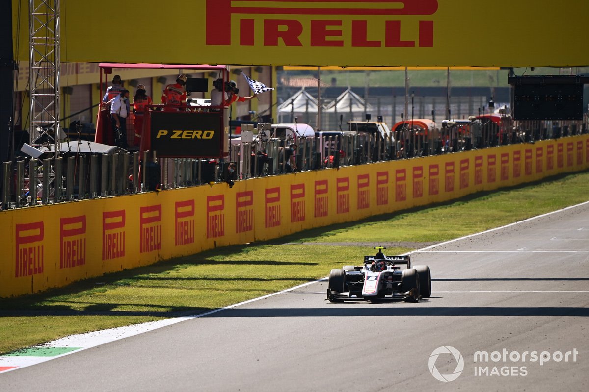 Winner Christian Lundgaard, ART Grand Prix takes the chequered flag at the finish