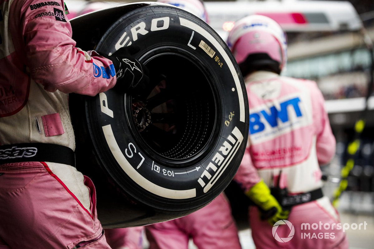 Mecánico de Racing Point con neumático Pirelli