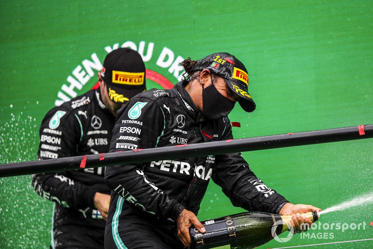 Il vincitoreLewis Hamilton, Mercedes-AMG F1 e Valtteri Bottas, Mercedes-AMG F1, festeggia sul podio con lo champagne