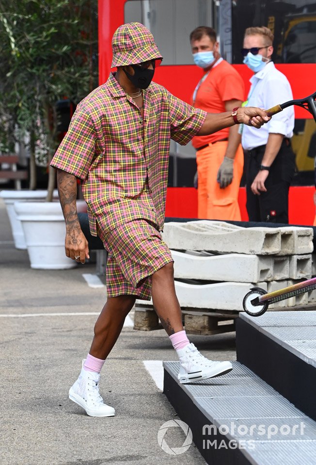 Lewis Hamilton, Mercedes-AMG F1 en un patinete