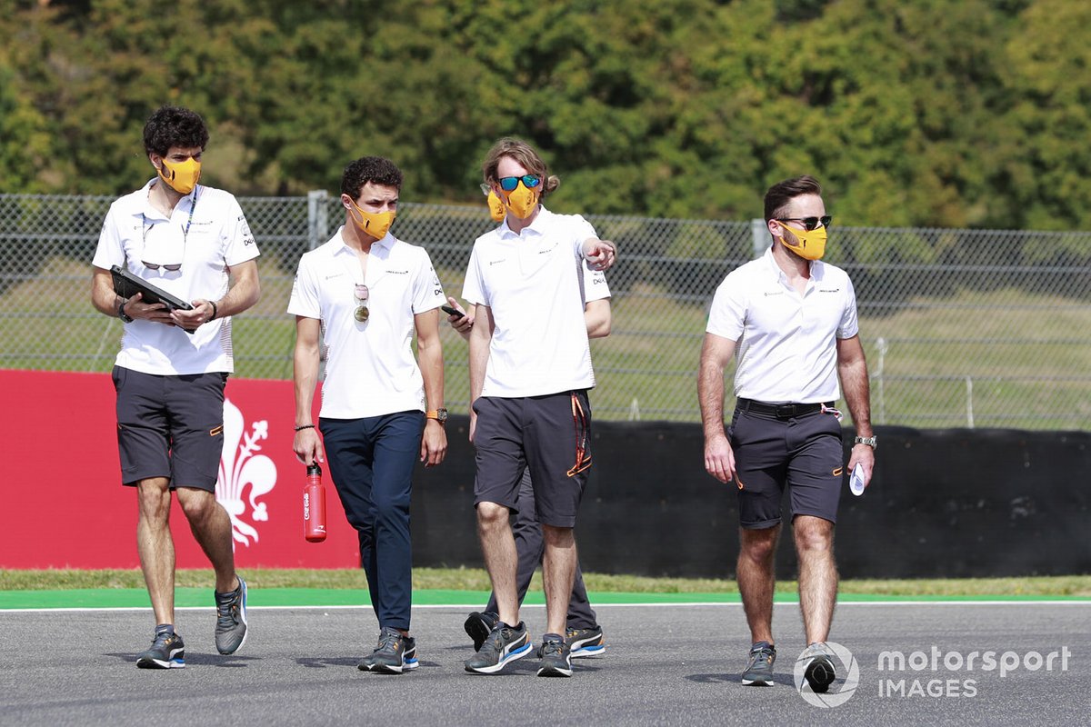 Lando Norris, McLaren, cammina in pista