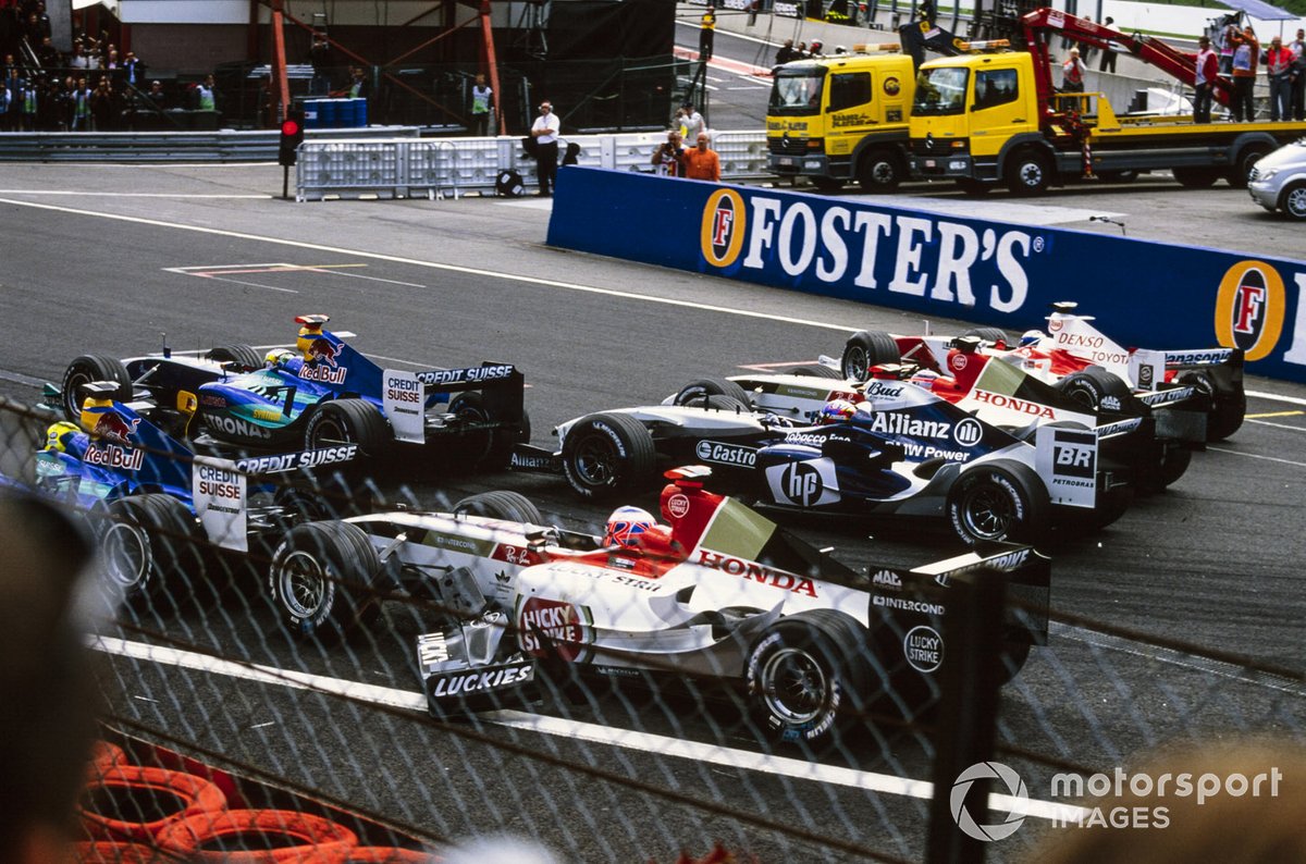 Jenson Button, BAR 006 Honda, breaks his front wing after contact with Felipe Massa, Sauber C23 Petronas. Giancarlo Fisichella, Sauber C23 Petronas, Juan Pablo Montoya, Williams FW26 BMW, Takuma Sato, BAR 006 Honda, and Olivier Panis, Toyota TF104B, are also in frame