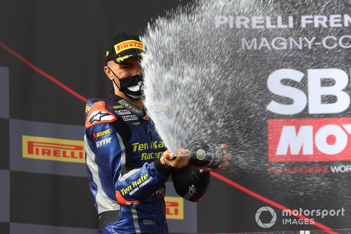 Podio: secondo posto Loris Baz, Ten Kate Racing Yamaha