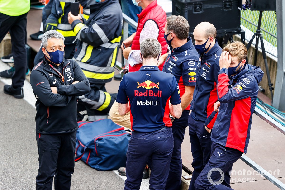 Yusuke Hasegawa, Senior Managing Officer, Honda, in Parc Ferme with Red Bull team members