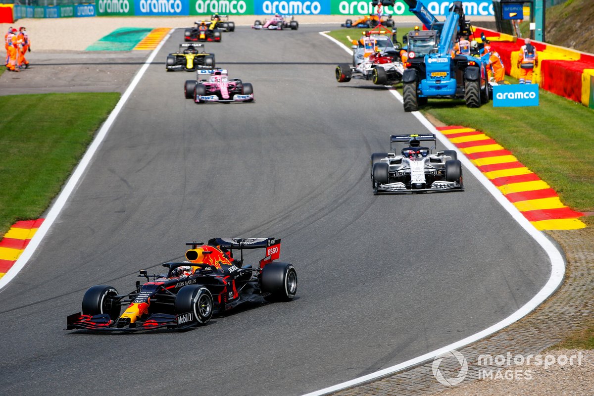 Max Verstappen, Red Bull Racing RB16, Pierre Gasly, AlphaTauri AT01, e Sergio Perez, Racing Point RP20, passa il luogo dell'incidente tra Antonio Giovinazzi, Alfa Romeo Racing C39, e George Russell, Williams FW43