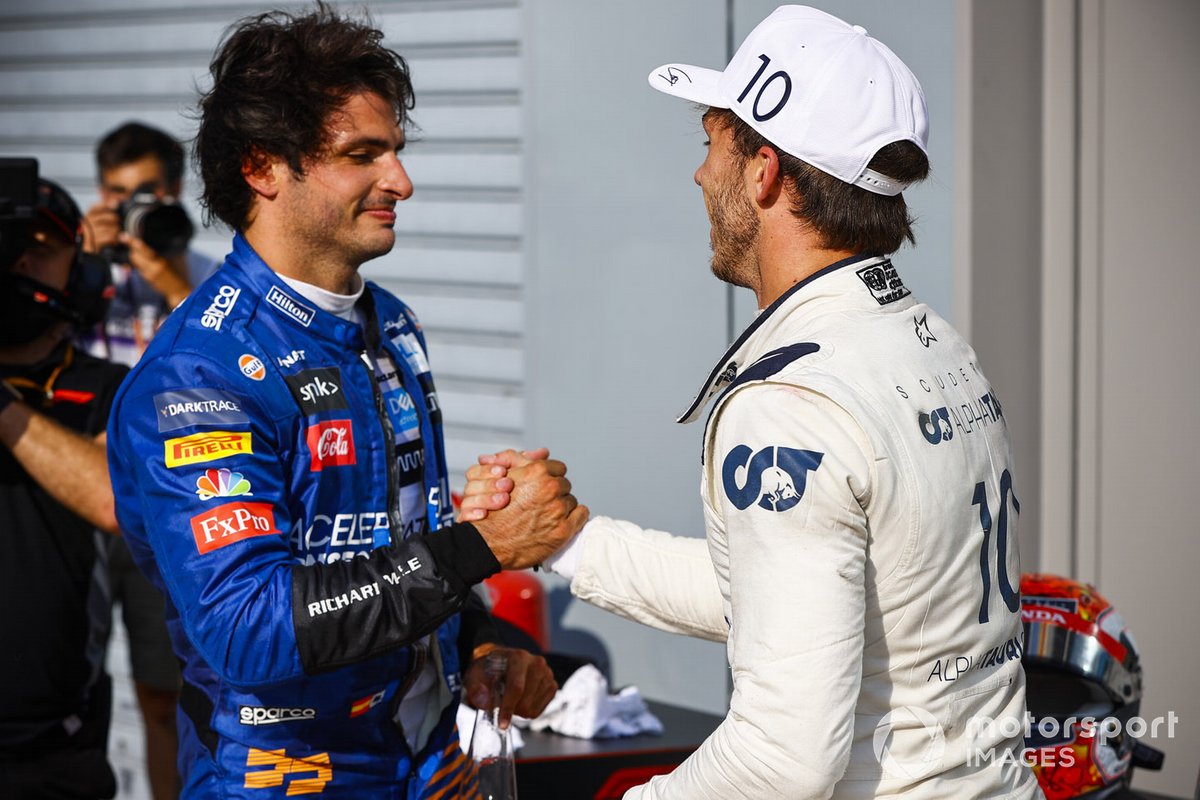 El segundo lugar Carlos Sainz Jr., McLaren y el ganador de la carrera Pierre Gasly, AlphaTauri celebran
