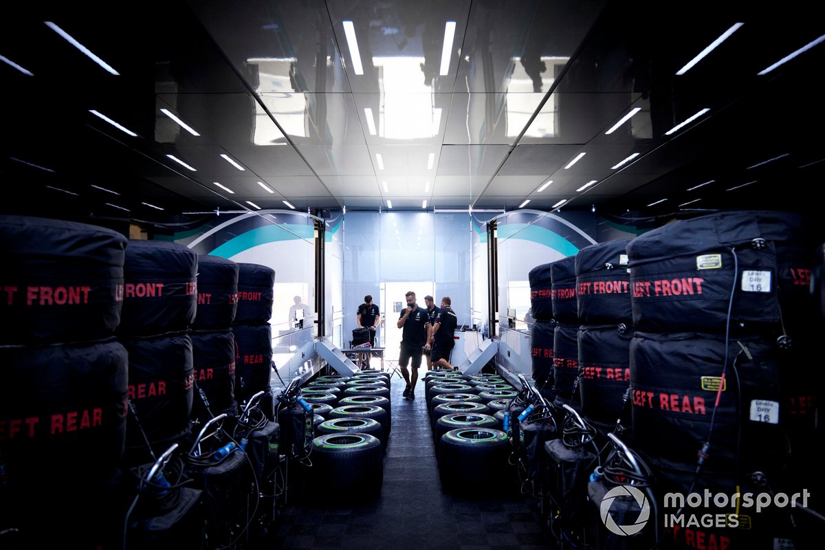 Miembros del equipo Mercedes con neumáticos Pirelli