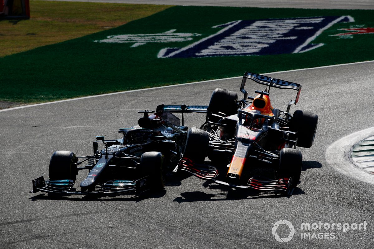 Lewis Hamilton, Mercedes W12, y Max Verstappen, Red Bull Racing RB16B chocan durante la carrera