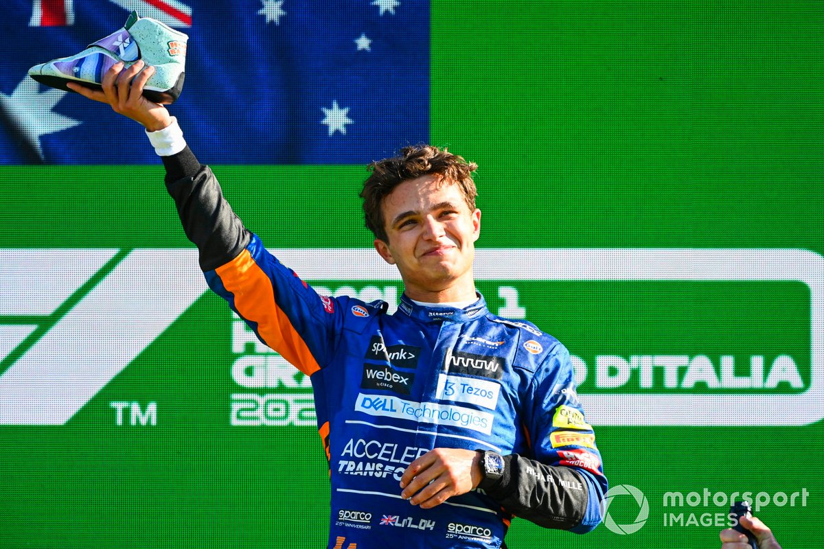 Lando Norris, McLaren, 2° posición, en el festejo del podio en Italia.