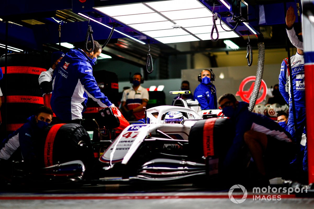 Mick Schumacher, Haas VF-21, en el garaje con los mecánicos