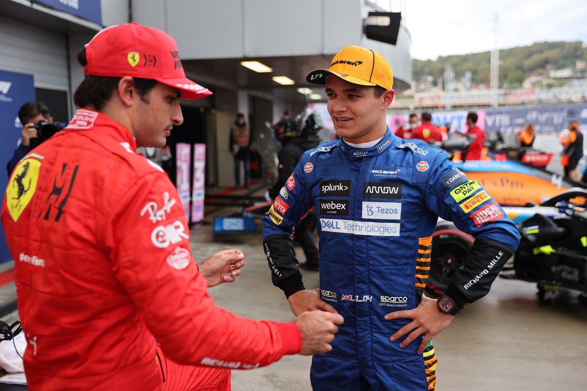 Carlos Sainz Jr., Ferrari, habla con el ganador de la pole Lando Norris, McLaren
