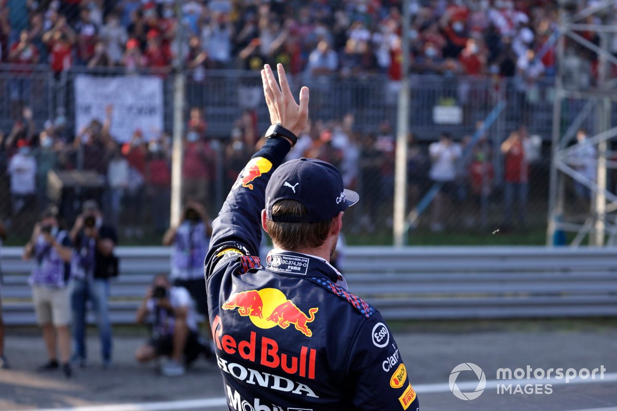 El segundo lugar de la carrera sprint Max Verstappen, Red Bull Racing, en Parc Ferme