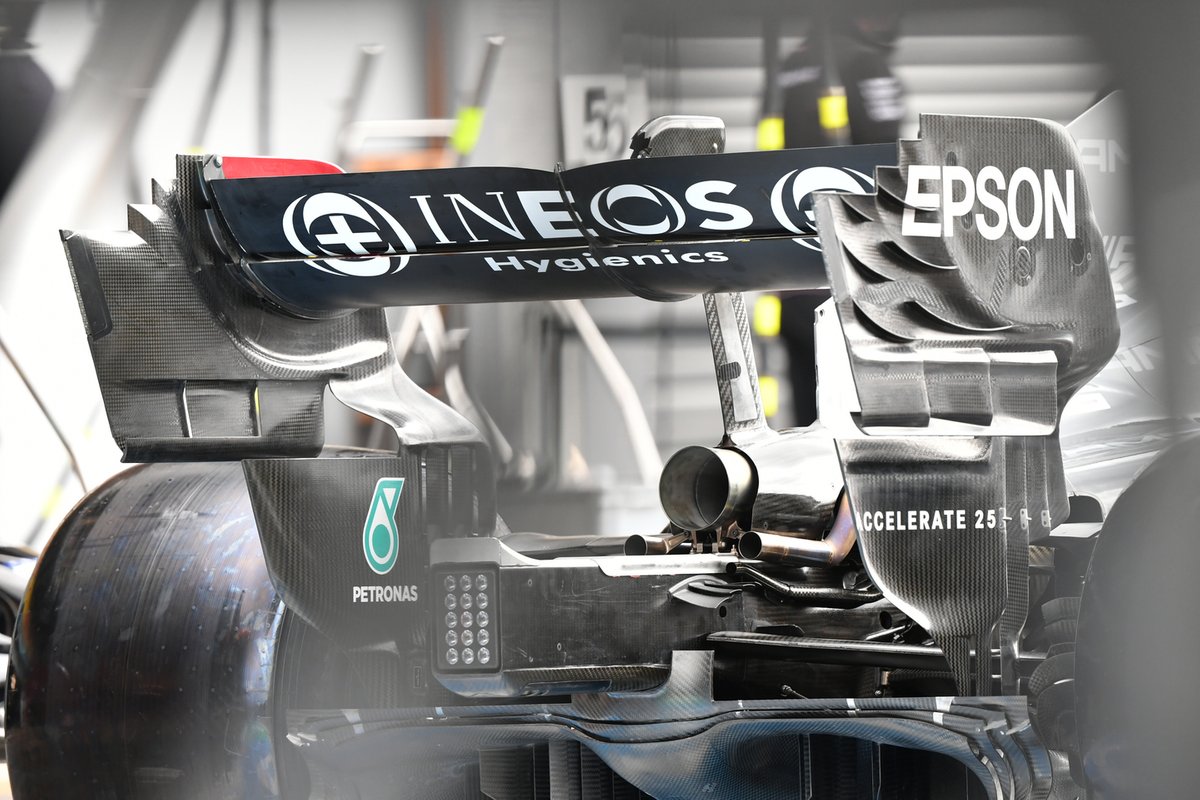 Uma visão da asa traseira da Mercedes W12, que apresenta um único pilar de montagem central e nenhuma Gurney na borda.