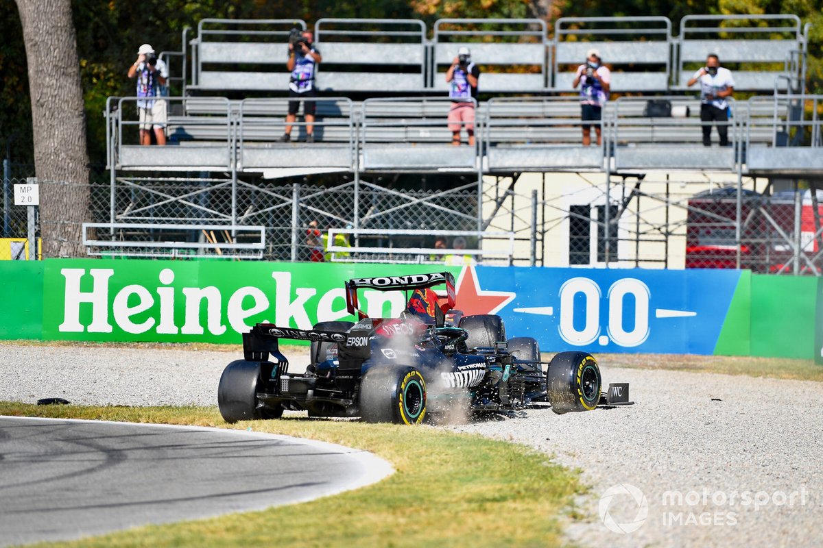 Secuencia del choque de Lewis Hamilton, Mercedes W12 y Max Verstappen, Red Bull Racing RB16B
