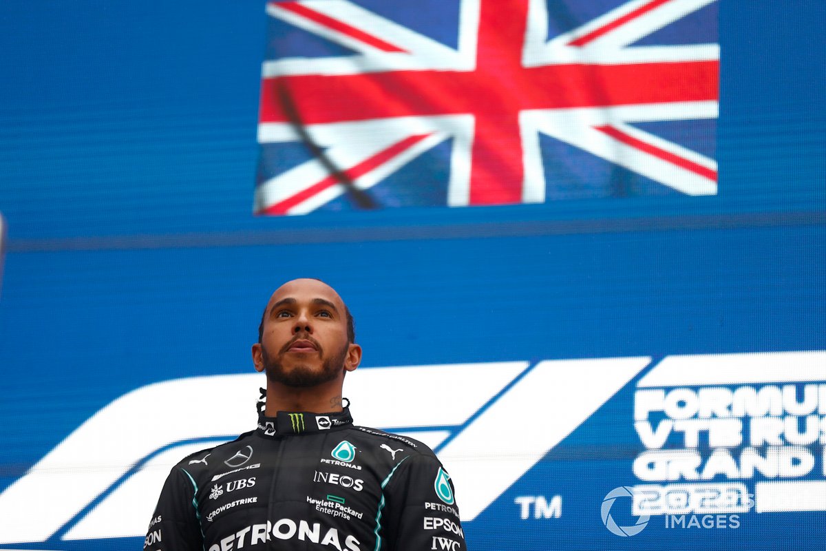 Lewis Hamilton, Mercedes, primo classificato, sul podio