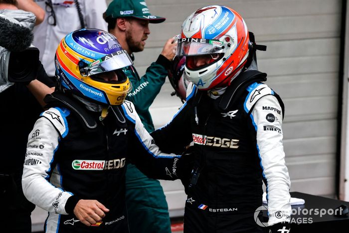 Fernando Alonso, Alpine F1, felicita y celebra con Esteban Ocon, Alpine F1, la 1ª posición, en el Parc Ferme