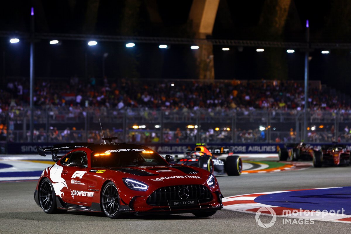 El Safety Car gira delante de Sergio Pérez, Red Bull Racing RB18, en el GP de Singapur