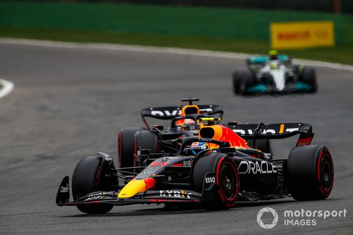 Sergio Pérez, Red Bull Racing RB18, Max Verstappen, Red Bull Racing RB18, Lewis Hamilton, Mercedes W13
