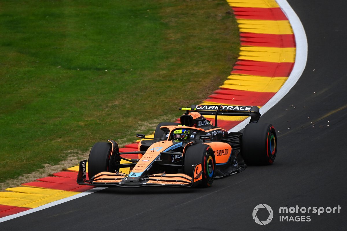 Lando Norris, McLaren MCL36, echa chispas
