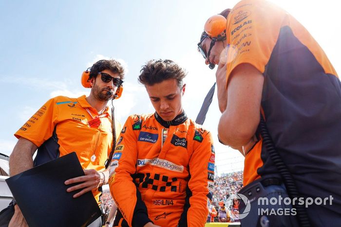 Lando Norris, McLaren F1 Team, en la parrilla con sus compañeros de equipo