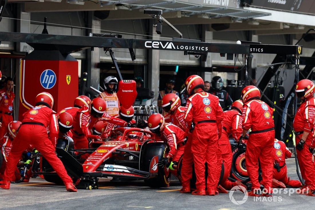 Charles Leclerc, Ferrari SF-24, wykonuje pit stop