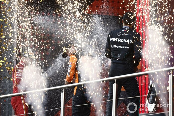 Oscar Piastri, McLaren F1 Team, 1ª posición, George Russell, Mercedes-AMG F1 Team, 3ª posición