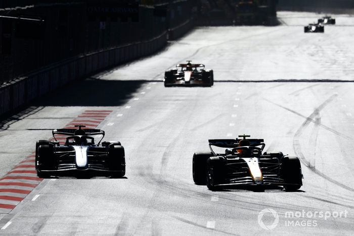Sergio Pérez, Red Bull Racing RB20, George Russell, Mercedes F1 W15