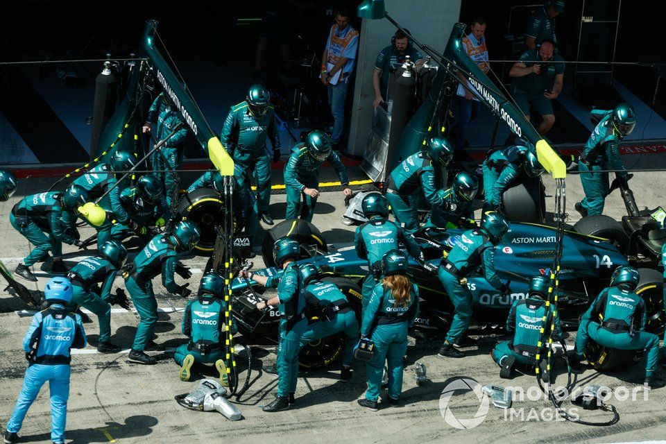 Fernando Alonso, Aston Martin AMR24, entra en parada