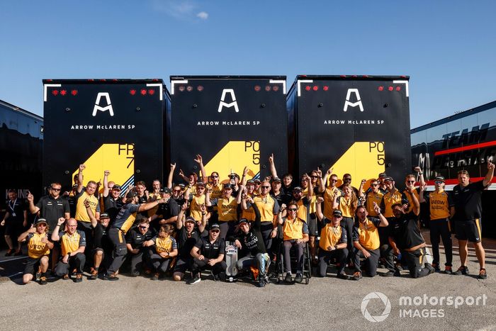 El equipo Arrow McLaren SP Chevrolet celebra tras el triunfo de Patricio O'Ward