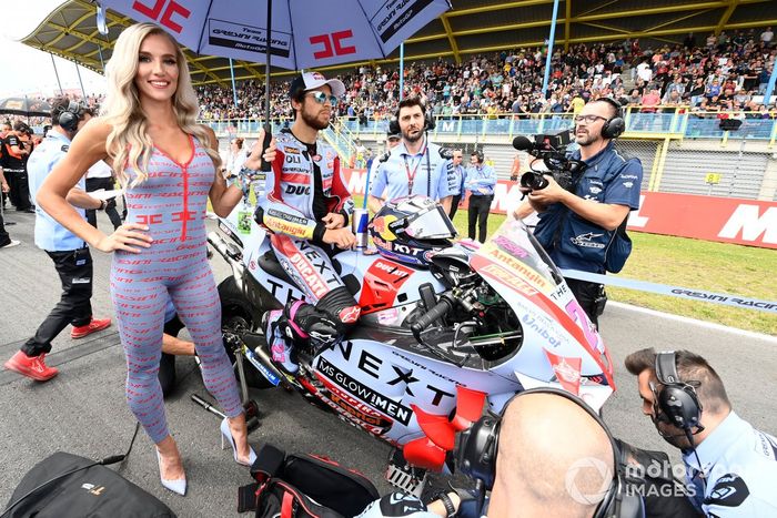 Una chica de la parrilla con Enea Bastianini, Gresini Racing