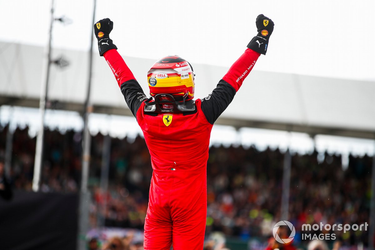 Ganador Carlos Sainz, Ferrari, celebra en Parc Ferme