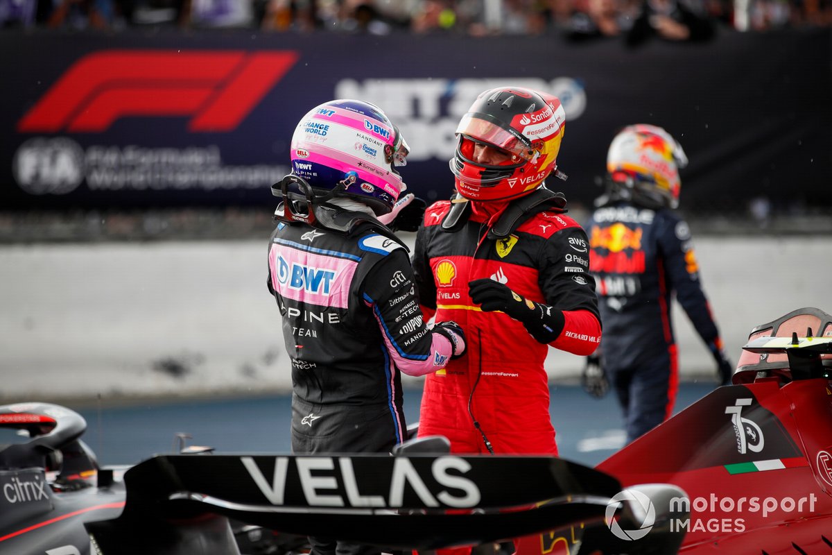 Fernando Alonso, Alpine F1 Team, si congratula con il vincitore della gara Carlos Sainz, Ferrari