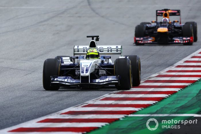 Ralf Schumacher pilota el Williams FW25, como David Coulthard con el Red Bull RB8