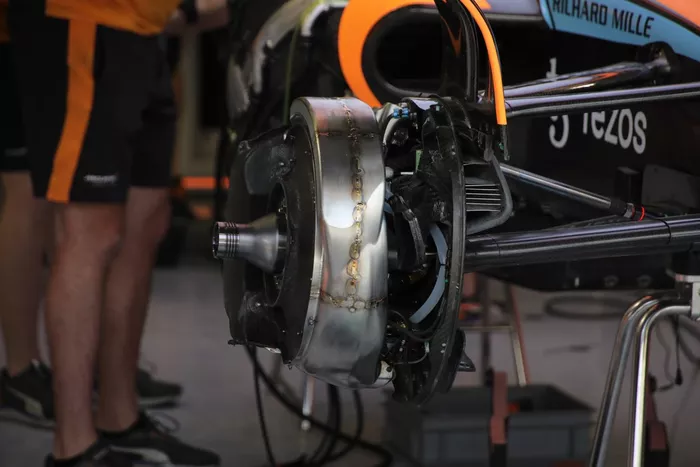 Detalle del freno delantero del McLaren MCL36