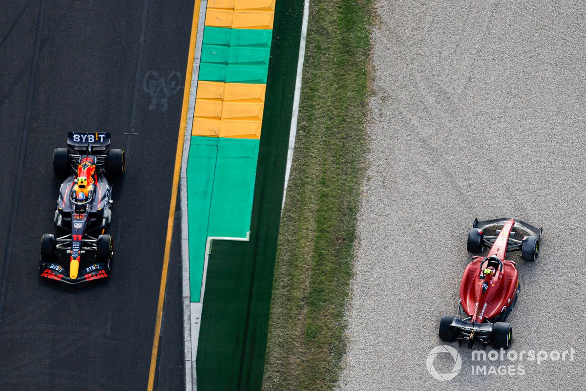 Sergio Pérez, Red Bull Racing RB18, pasa el coche de Carlos Sainz Jr., Ferrari F1-75, detenido en la grava