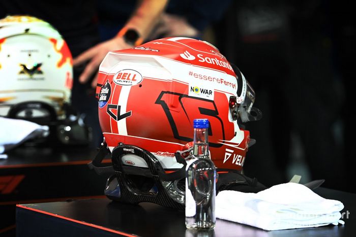 El casco de Charles Leclerc, Ferrari