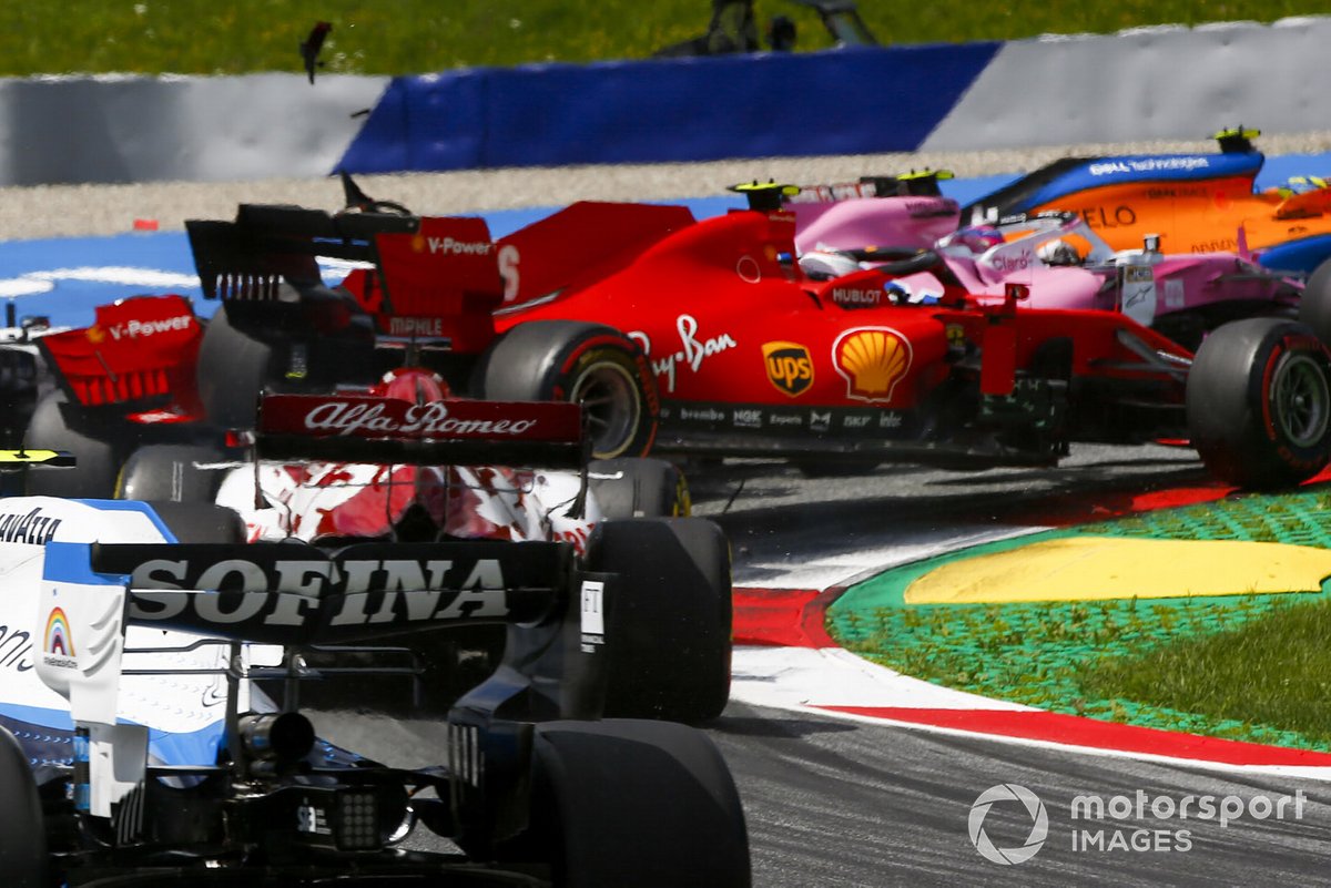 Charles Leclerc, Ferrari SF1000 y Sebastian Vettel, Ferrari SF1000 chocan al inicio de la carrera