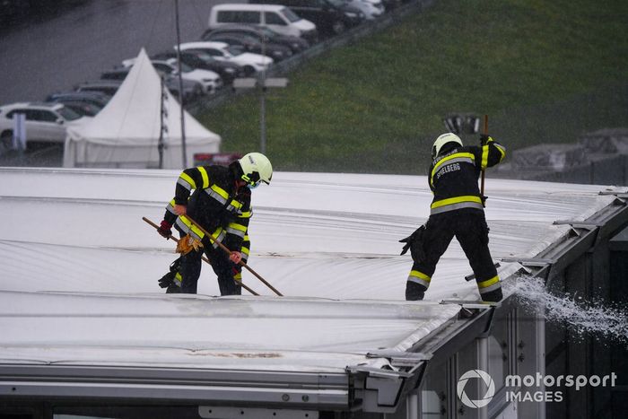 Bomberos desalojando agua de un tejado del Red Bull Ring