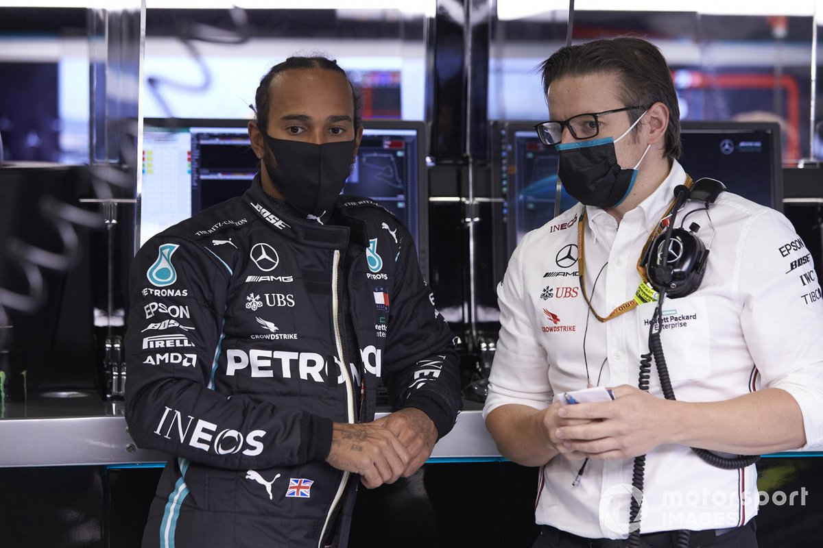 Lewis Hamilton, Mercedes-AMG Petronas F1 in the garage