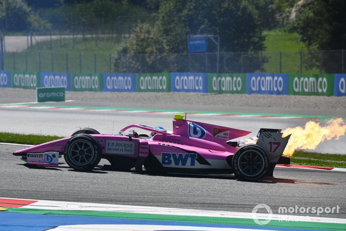 El coche de Giuliano Alesi, HWA Racelab, en llamas