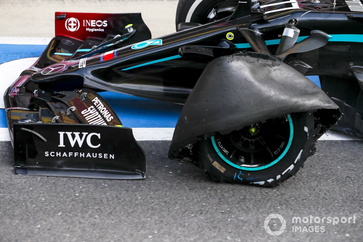 Pitstop di Valtteri Bottas, Mercedes F1 W11 causato dalla foratura