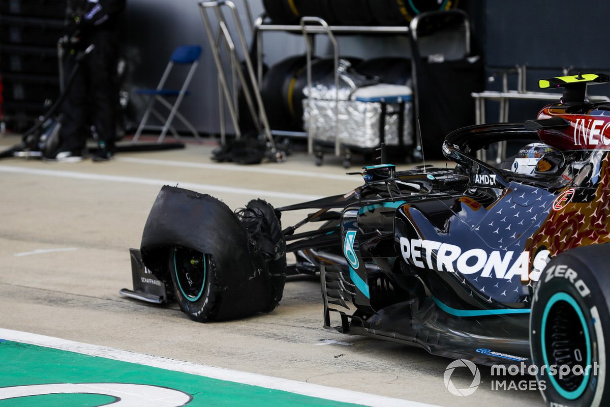 Valtteri Bottas, Mercedes F1 W11 EQ Performance pit stop después de recibir un pinchazo
