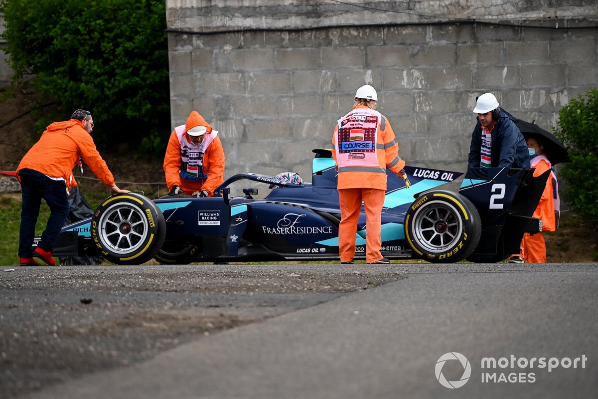 Marshal spingono l'auto di Dan Ticktum, Dams