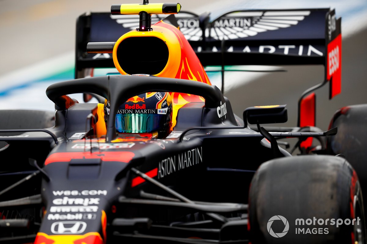 Алекс Элбон за рулем Red Bull RB16