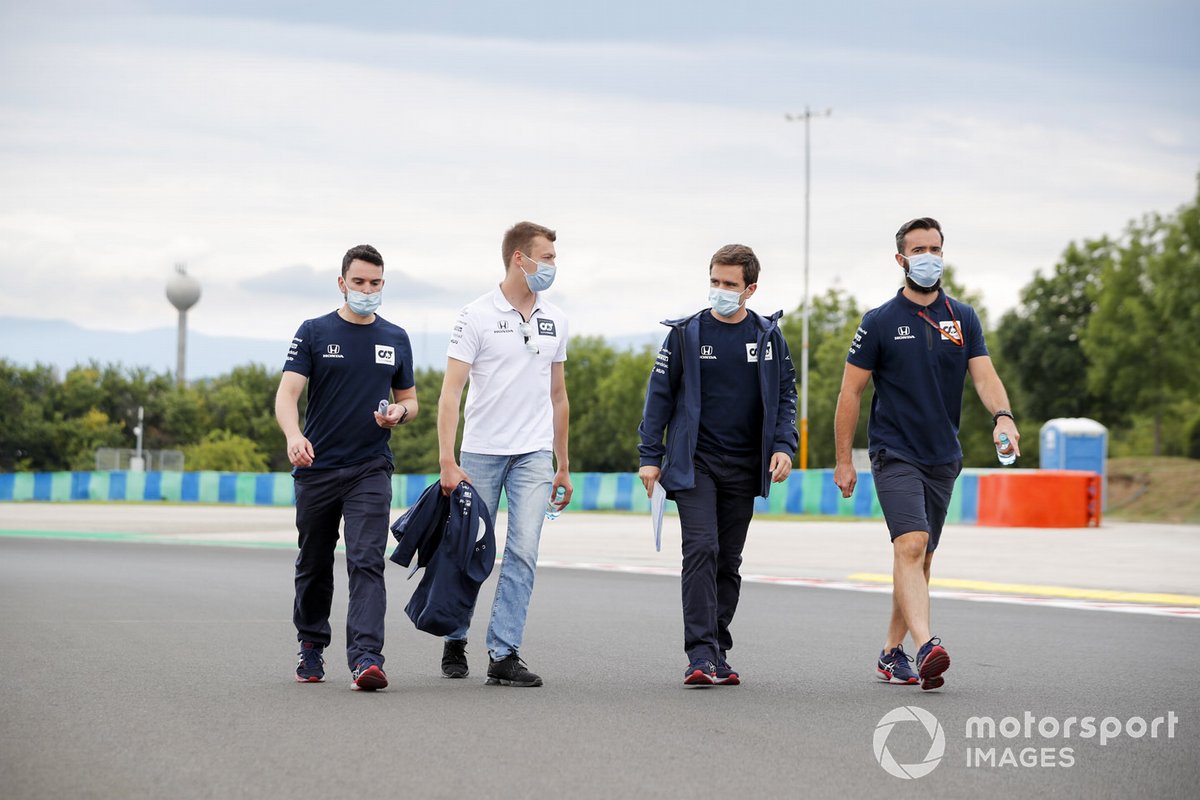 Daniil Kvyat, AlphaTauri walks the track