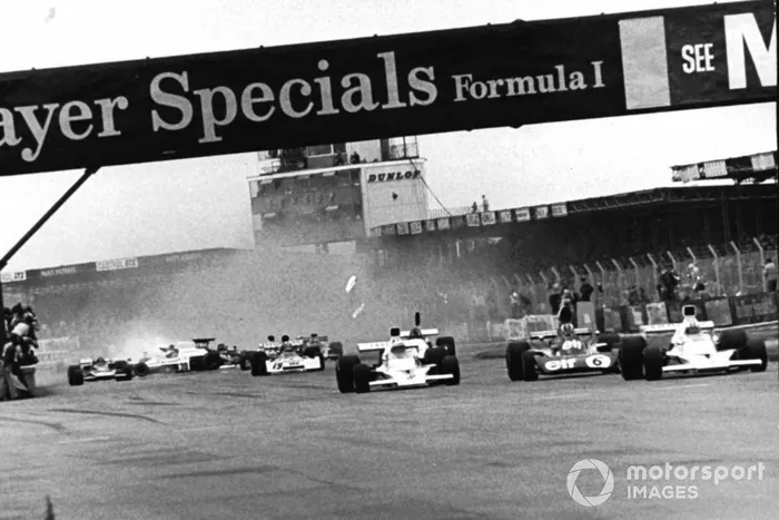 Jody Scheckter, el McLaren M23 causa el choque en el inicio del Gran Premio de Gran Bretaña que llevó a la lesión de Andrea De Adamich